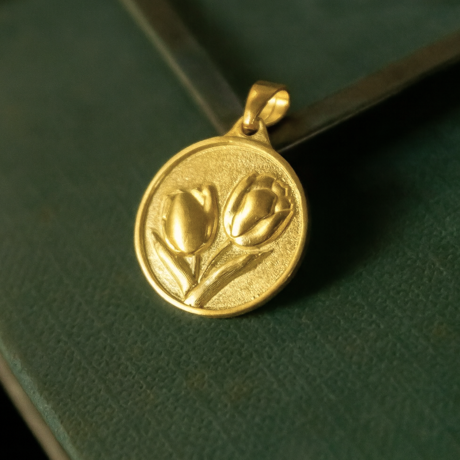 Medallita Tulipán Dorada