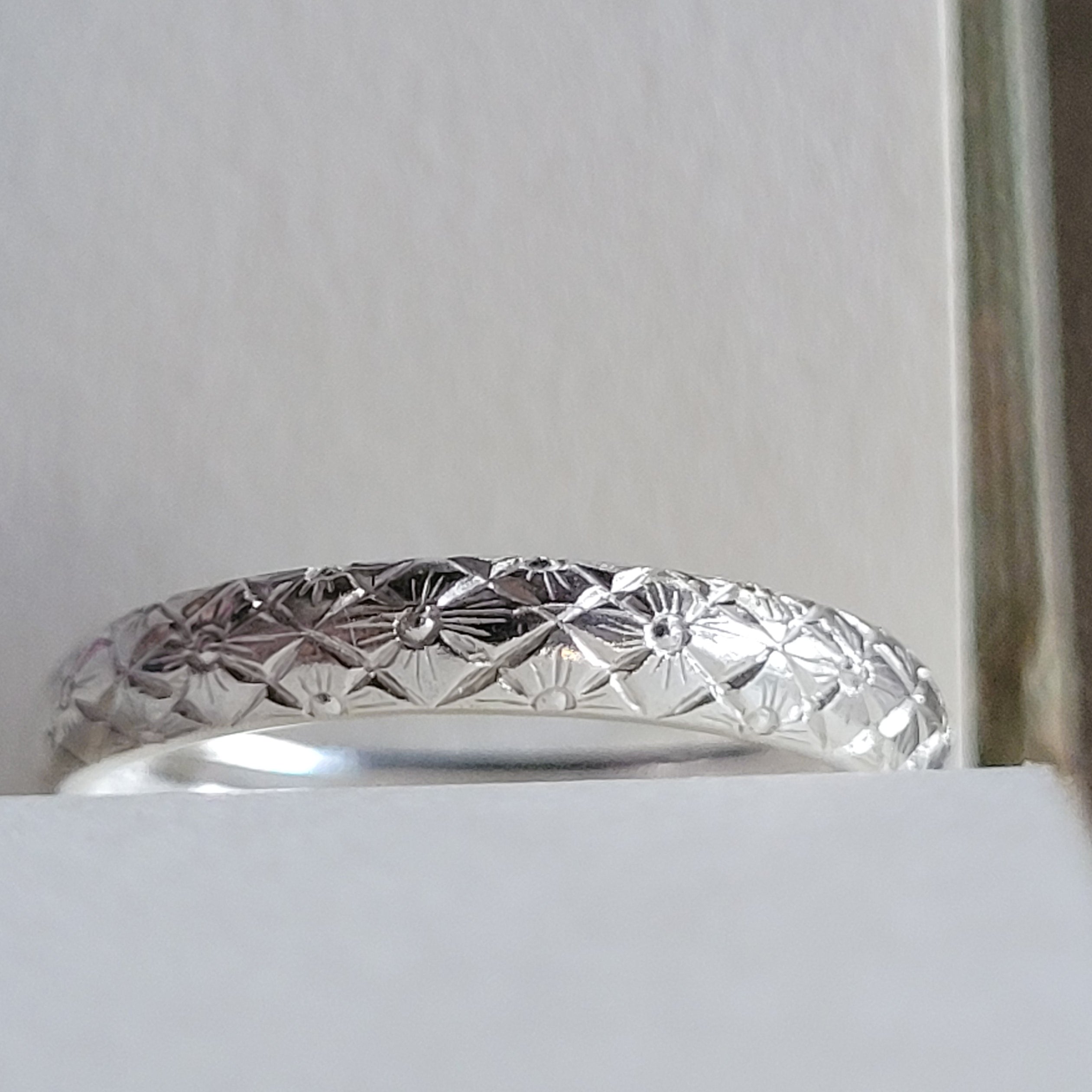 Anillo con flores grabadas