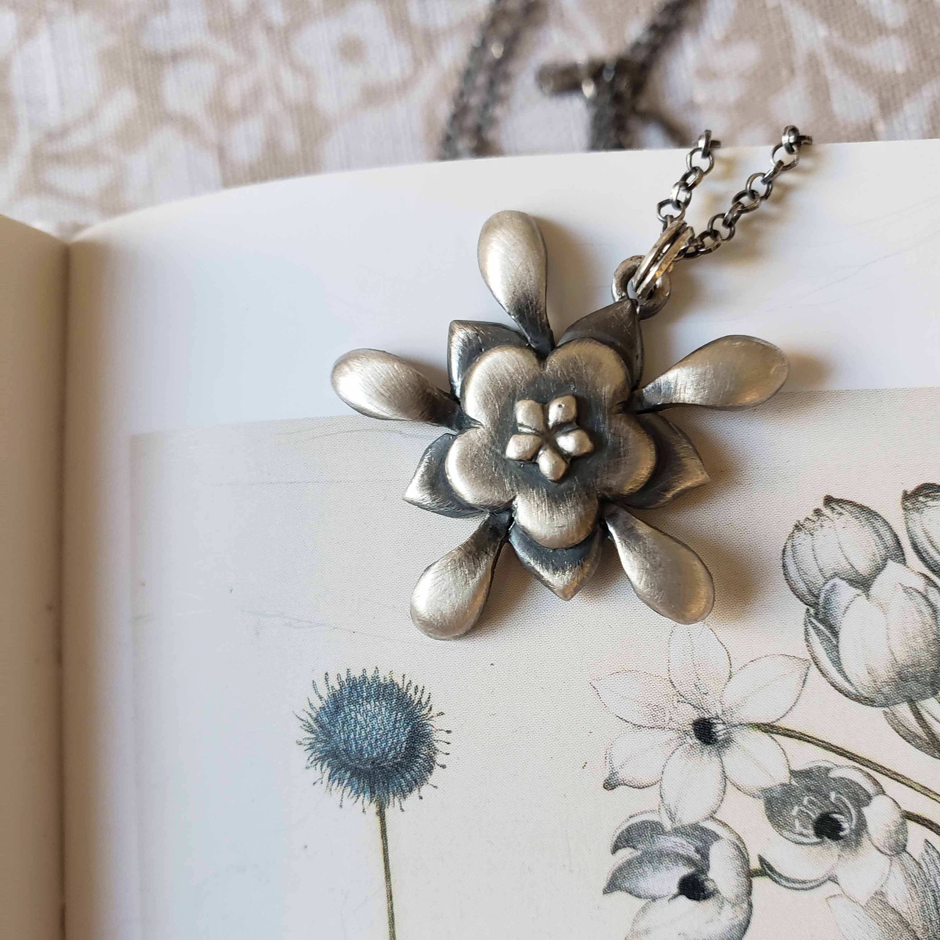 Colgante Flor de Quillay envejecida